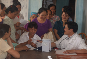 Các y, bác sỹ Sở y tế phối hợp với địa phương tổ chức khám, chữa bệnh cho nhân dân xã Lạc Lương (Yên Thuỷ).

 
